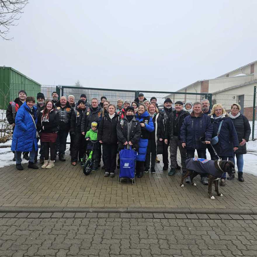 Wir die Burgbiker haben heute im Autohaus Bormann eine Spende für die Einsatzkräfte der Flutkatastrophe in Wolfenbüttel übergeben.  Es wurden Powerriegel und andere "Energielieferanten" gesammelt.